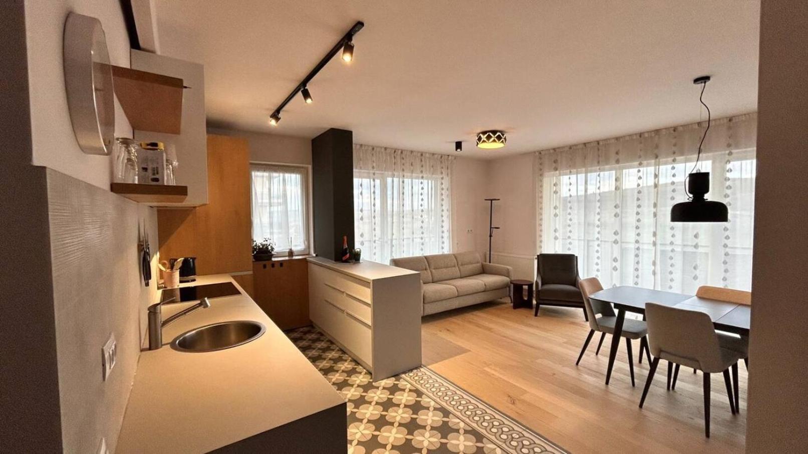 The Comfy Nest - Parking, King Size Bed, Smart Tv Apartment