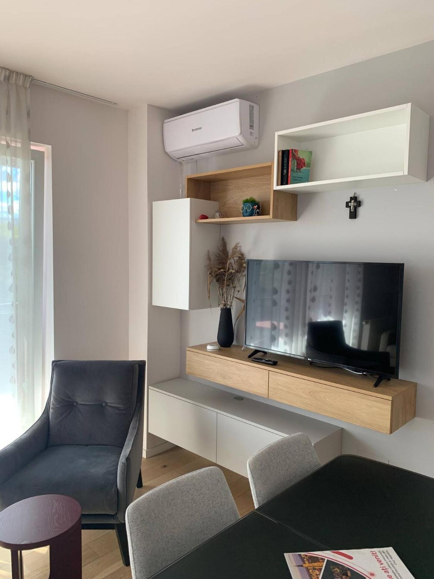 The Comfy Nest - Parking, King Size Bed, Smart Tv Apartment *